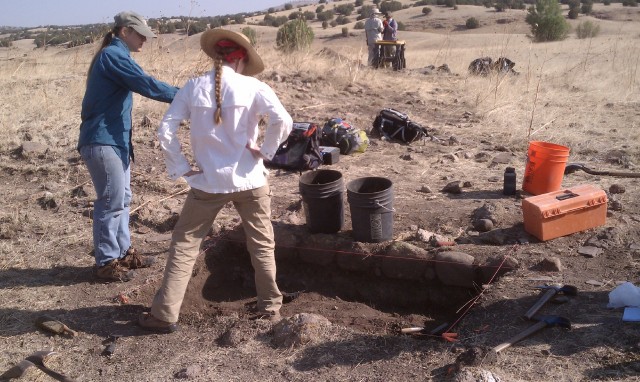Consult Field Director Katherine Dungan consults with Dr. Suzanne Eckert (Texas A&M) on a unit adjacent to the kiva.