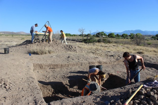 Guest Marty works with Erin at the screens while Selena, Leslie, Hannah, and Riley excavate. Photo by Karen Schollmeyer.