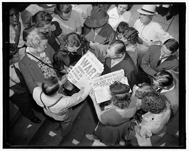 People looking at newspapers in Washington, DC, on September 1, 1939, the day the invasion of Poland began. Image courtesy of the <a href="www.loc.gov/pictures/resource/hec.27199/">Library of Congress</a>. Click to enlarge.