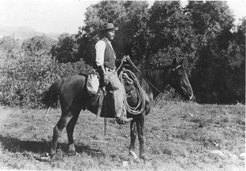 George McJunkin. Foto gjengitt Av Georgia Og Bill Lockridge, tidligere eiere Av Crowfoot Ranch. Tilgjengelig på en href=" "target=" _blank " rel="noopener noreferrer" www.blm.gov/a."http://www.blm.gov/nm/st/en/prog/more/cultural_resources/george_mcjunkin_feature/george_mcjunkin_feature.html" target="_blank" rel="noopener noreferrer">www.blm.gov</a>.