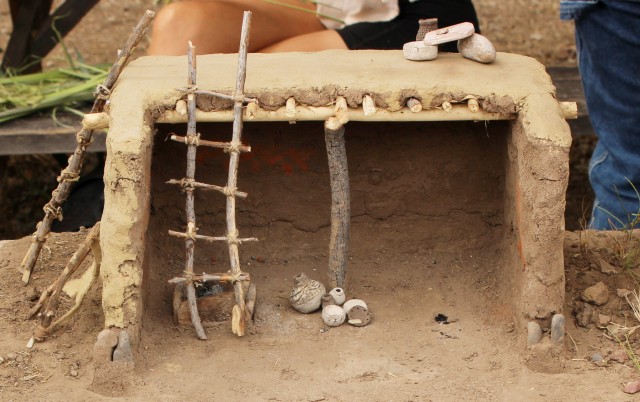 Scale model of an adobe room in the Cliff phase style.