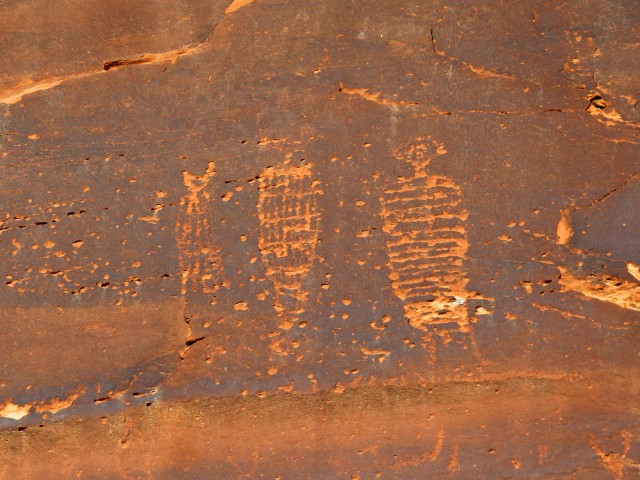 Archaic Glen Canyon Linear-style petroglyphs at about the same height as the mammoth. Image: R. E. Burrillo