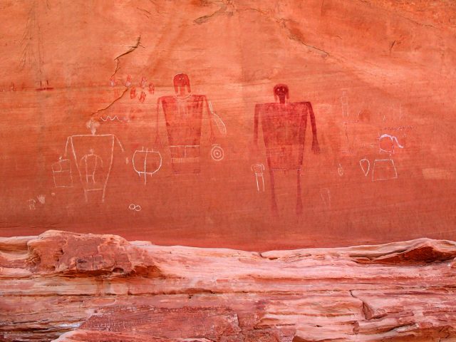 Pictographs in the San Juan Anthropomorphic Style of the Basketmaker Tradition. Image: RE Burrillo