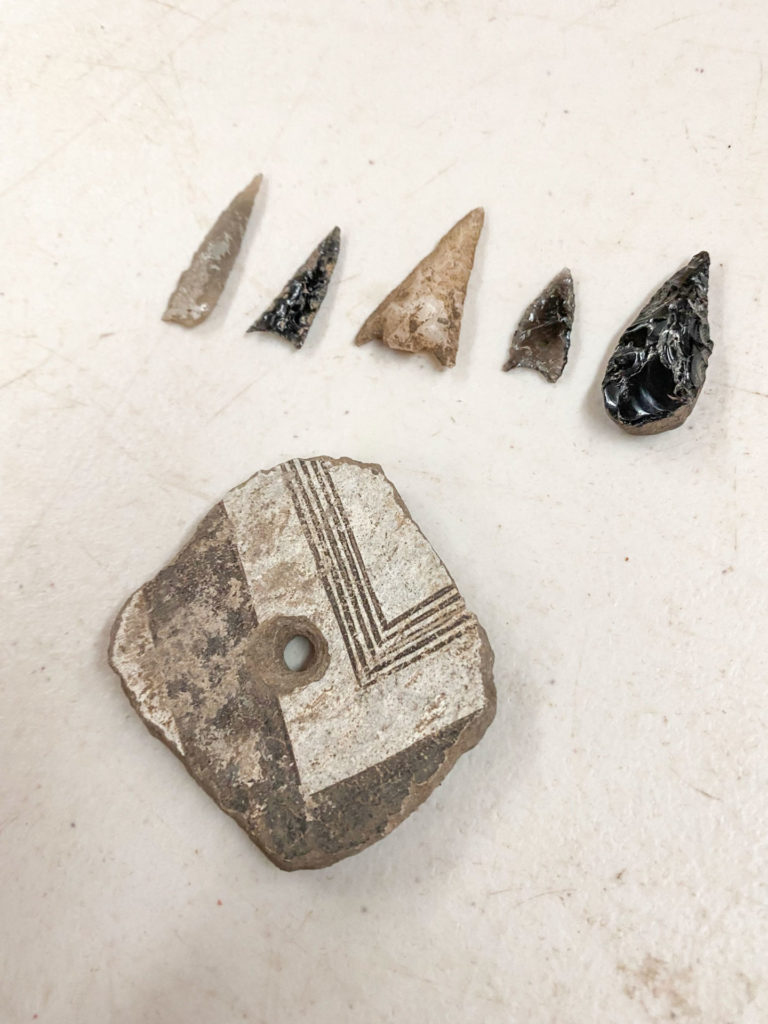 Projectile points and spindle whorl made from a sherd. Image: Mason Bolaño