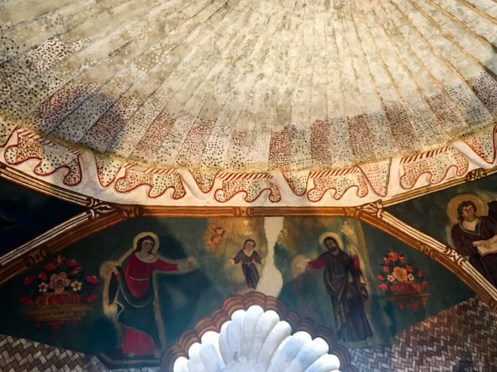Fingerprint artwork seen on the edge of the inner dome above the choir loft. Image: Esteban Jasso.