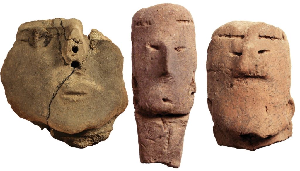 Anthropomorphic figurine fragments dating to the Hohokam pre-Classic period (500–1150 CE). Image: Leslie D. Aragon